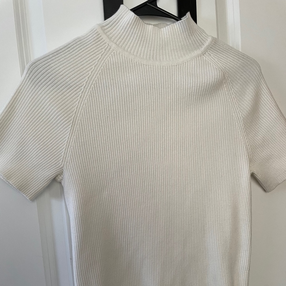 White short sleeves turtle neck